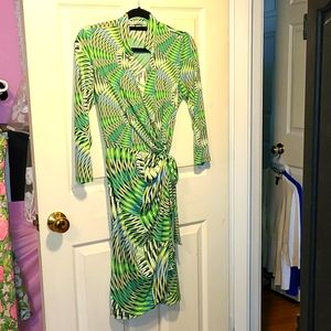 Maggie London green geometric wrap dress 10 figure flattering